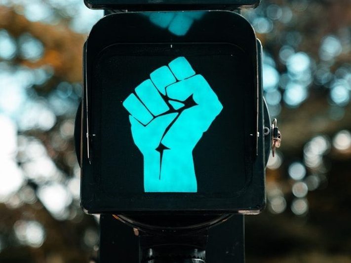 black traffic light with no sign